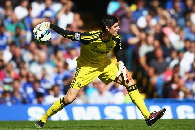 LONDON, ENGLAND - AUGUST 23: Thibaut Courtois of Chelsea rolls the ball out during the Barclays Premier League match between Chelsea and Leicester City at Stamford Bridge on August 23, 2014 in London, England.  (Photo by Paul Gilham/Getty Images)