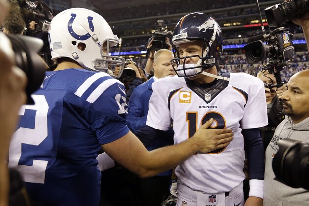 El quarterback de los Broncos, Peyton Manning, derecha, saluda al quarterback de los Colts, Andrew Luck, el 20 de octubre de 2013. (AP Photo/Michael Conroy, File)