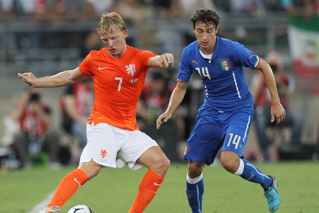 BARI, ITALY - SEPTEMBER 04:  Matteo Darmian (R) of Italy competes for the ball with Dirk Kuyt of Netherlands during the international friendly match between Italy and Netherlands at Stadio San Nicola on September 4, 2014 in Bari, Italy.  (Photo by Paolo Bruno/Getty Images)