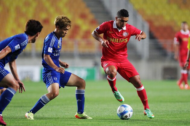 SUWON, SOUTH KOREA - MAY 22:  Zakaria Bakkali of PSV Eindhoven competes for the ball with Seo Jung-Jin of Suwon Samsung Bluewings during the friendly match between PSV Eindhoven and Suwon Samsung Bluewings at Suwon Worldcup Stadium on May 22, 2014 in Suwon, South Korea.  (Photo by Chung Sung-Jun/Getty Images)