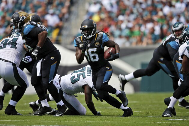 Jacksonville Jaguars' Denard Robinson carries the ball during the first half of an NFL football game against the Philadelphia Eagles, Sunday, Sept. 7, 2014, in Philadelphia. (AP Photo/Matt Rourke)