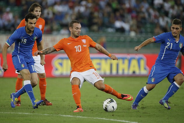 Italy's Marco Parolo, left, teammate Marco Verratti, right, and Netherlands' Wesley Sneijder vie for the ball during a friendly soccer match between Italy and The Netherlands in Bari, Italy, Thursday, Sept. 4, 2014. (AP Photo/Gregorio Borgia)