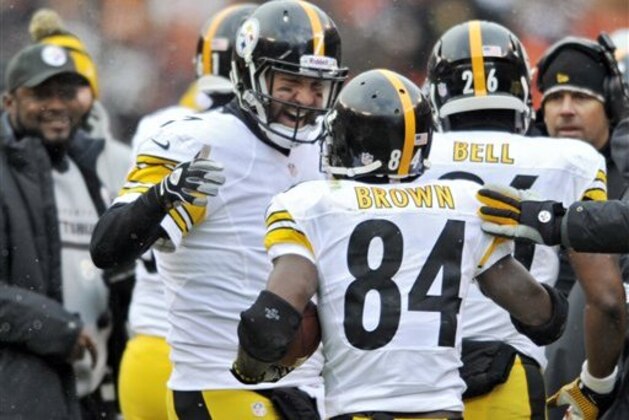 Pittsburgh Steelers quarterback Ben Roethlisberger, left, congratulates wide receiver Antonio Brown (84) after the two connected on a 41-yard touchdown pass against the Cleveland Browns in the second quarter of an NFL football game Sunday, Nov. 24, 2013. (AP Photo/David Richard)