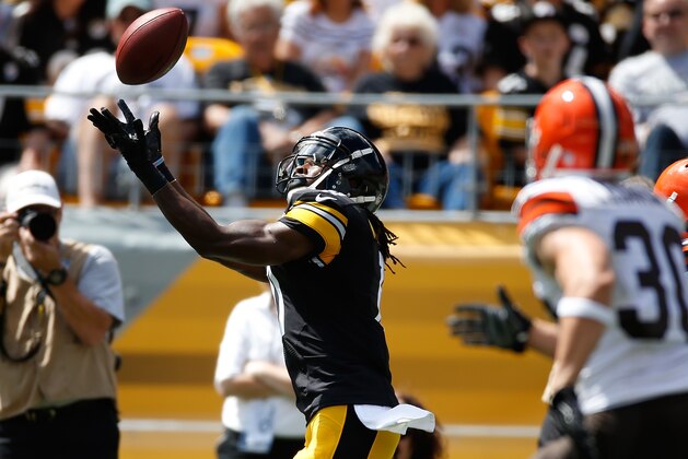 PITTSBURGH, PA - SEPTEMBER 7:  Markus Wheaton #11 of the Pittsburgh Steelers catches the ball for a first down during the first quarter against the Cleveland Browns at Heinz Field on September 7, 2014 in Pittsburgh, Pennsylvania.  (Photo by Gregory Shamus/Getty Images)