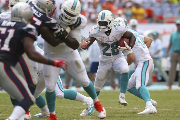 MIAMI GARDENS, FL - SEPTEMBER 07:  Knowshon Moreno #28 of the Miami Dolphins runs for yardage in the second half against the New England Patriots at Sun Life Stadium on September 7, 2014 in Miami Gardens, Florida.  (Photo by Mike Ehrmann/Getty Images)