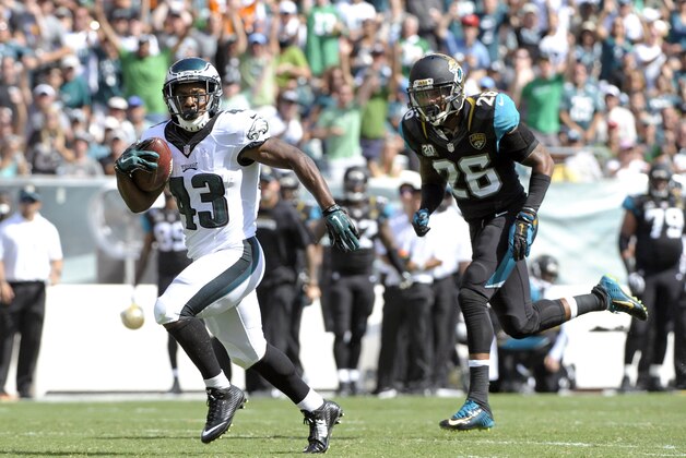 Sep 7, 2014; Philadelphia, PA, USA; Philadelphia Eagles running back Darren Sproles (43) out runs Jacksonville Jaguars free safety Josh Evans (26) on the way to a 49-yard touchdown run in the third quarter against the Jacksonville Jaguars at Lincoln Financial Field. Mandatory Credit: Eric Hartline-USA TODAY Sports