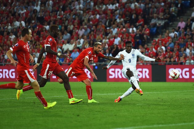 BASEL, SWITZERLAND - SEPTEMBER 08:  Danny Welbeck of England beats the Switzerland defence to score their second goal during the UEFA EURO 2016 Group E qualifying match between Switzerland and England at St Jakob-Park on September 8, 2014 in Basel, Switzerland.  (Photo by Laurence Griffiths/Getty Images)
