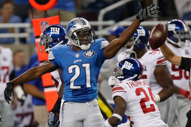 DETROIT, MI - SEPTEMBER 08: Reggie Bush #21 of the Detroit Lions celebrates a first down in the first quarter against the New York Giants at Ford Field on September 8, 2014 in Detroit, Michigan. (Photo by Gregory Shamus/Getty Images)