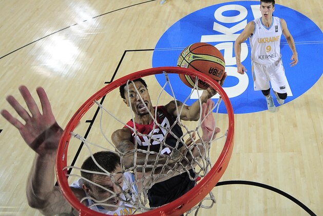 United States's Derrick Rose, center, shoots to the basket during the Group C Basketball World Cup match against Ukraine, in Bilbao northern Spain, Thursday, Sept. 4, 2014. The 2014 Basketball World Cup competition take place in various cities in Spain from Aug. 30 through to Sept. 14. (AP Photo/Alvaro Barrientos)