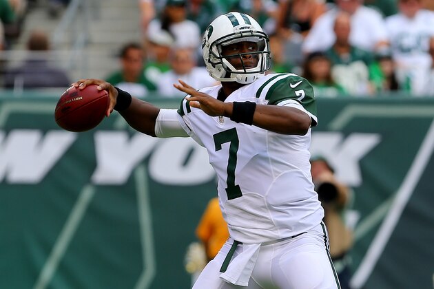 EAST RUTHERFORD, NJ - SEPTEMBER 07:  Geno Smith #7 of the New York Jets passes against the Oakland Raiders in the second quarter at MetLife Stadium on September 7, 2014 in East Rutherford, New Jersey.  (Photo by Ed Mulholland/Getty Images)
