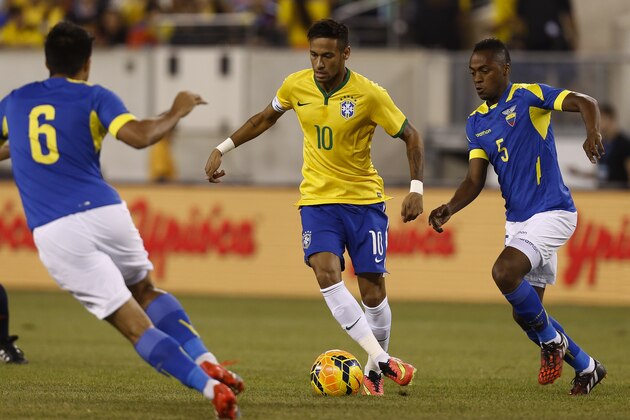 EAST RUTHERFORD, NJ - SEPTEMBER 9 : Neymar Junior #10 of Brazil fights for the ball with Renato Ibarra #5 of Ecuador during their match at MetLife Stadium on September 9, 2014 in East Rutherford, New Jersey.  (Photo by Jeff Zelevansky/Getty Images)