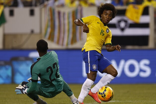 EAST RUTHERFORD, NJ - SEPTEMBER 9 :  Willian #19 of Brazil shoots on Alexander Dominguez #22 of Ecuador during their match at MetLife Stadium on September 9, 2014 in East Rutherford, New Jersey.  (Photo by Jeff Zelevansky/Getty Images)