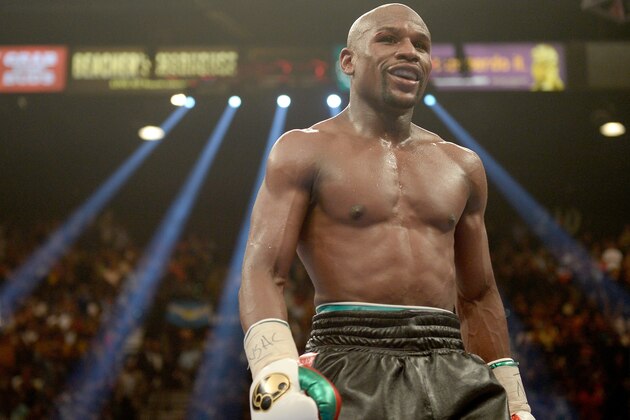 LAS VEGAS, NV - MAY 03:  Floyd Mayweather Jr. smiles while taking on Marcos Maidana during their WBC/WBA welterweight unification fight at the MGM Grand Garden Arena on May 3, 2014 in Las Vegas, Nevada.  (Photo by Harry How/Getty Images)