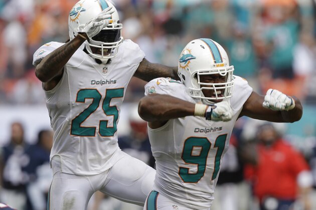 Cameron Wake (91), defensive end de los Dolphins de Miami, celebra luego de capturar a Tom Brady, quarterback de los Patriots de Nueva Inglaterra, el domingo 7 de septiembre de 2014, en el primer partido de la campaña de la NFL(AP foto/Wilfredo Lee)