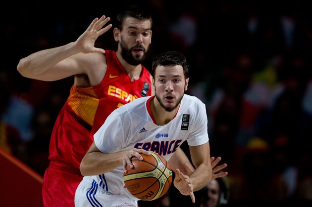 MADRID, SPAIN - SEPTEMBER 10: Joffrey Lauvergne (R) of France drives against Marc Gasol (L) of Spain during the 2014 FIBA World Basketball Championship quarter final match between France and Spain at Palacio de los Deportes on September 10, 2014 in Madrid, Spain.  (Photo by Gonzalo Arroyo Moreno/Getty Images)