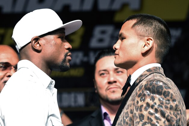 LAS VEGAS, NV - SEPTEMBER 10:  WBC/WBA welterweight champion Floyd Mayweather Jr. (L) and Marcos Maidana face off during a news conference at the MGM Grand Hotel/Casino on September 10, 2014 in Las Vegas, Nevada. Mayweather Jr. will defend his titles against Maidana on September 13 in Las Vegas.  (Photo by Ethan Miller/Getty Images)