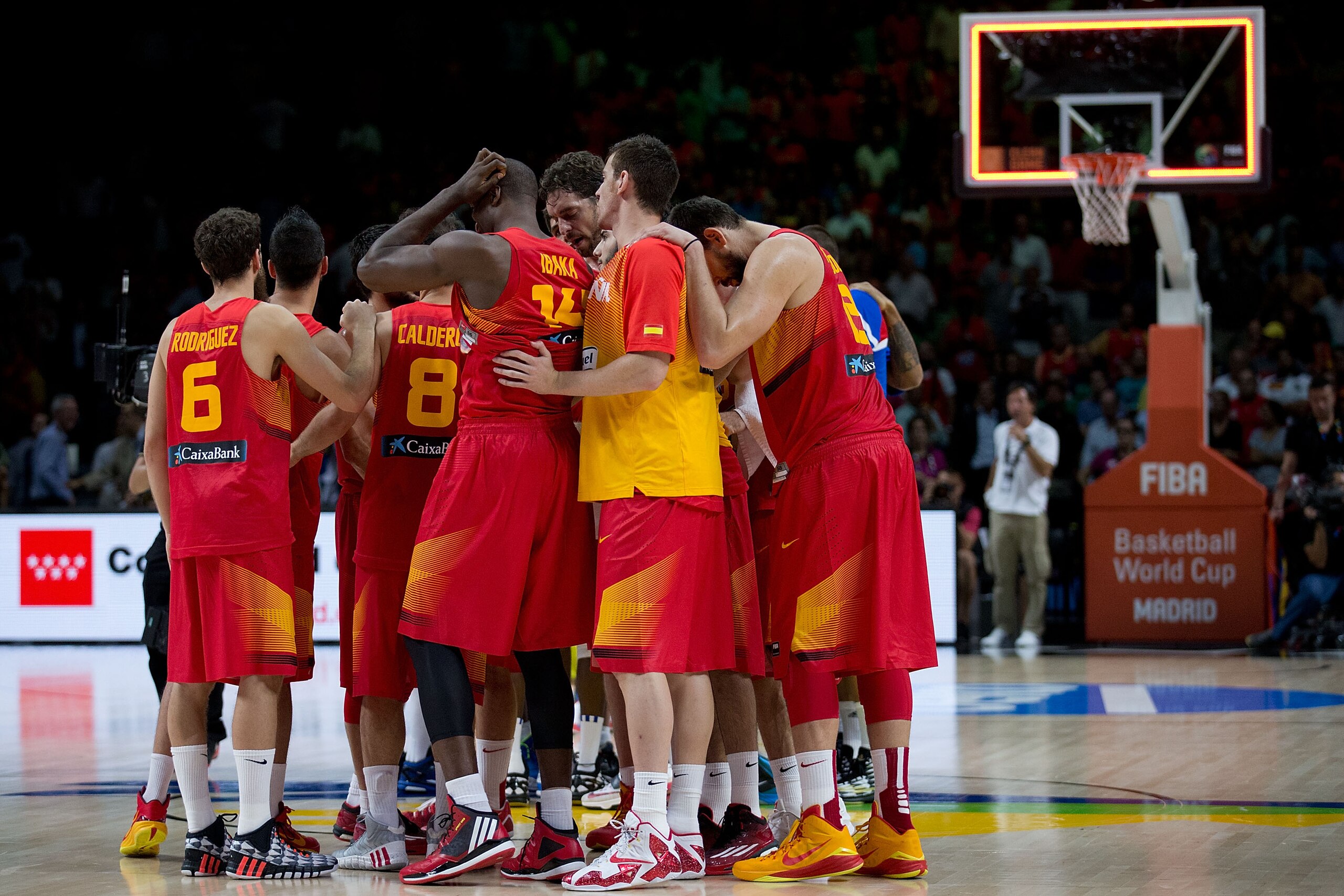 MADRID, SPAIN - SEPTEMBER 10: The Spanish team with Pau Gasol on the middle reacts defeated after loosing the 2014 FIBA World Basketball Championship quarter final match between France and Spain at Palacio de los Deportes on September 10, 2014 in Madrid, Spain.  (Photo by Gonzalo Arroyo Moreno/Getty Images)