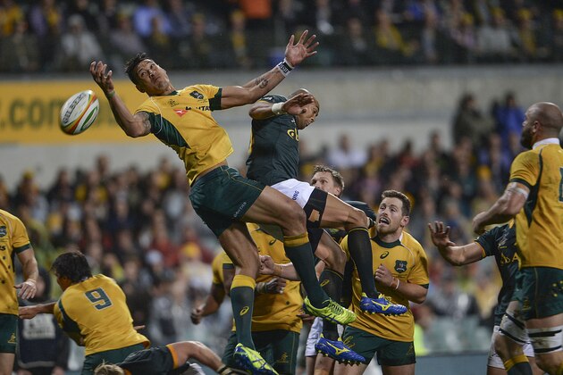 Australia's Israel Folou, center left, competes for the ball against South Africa's Cornal Hendricks, center right, in their Rugby Championship test match in Perth, Australia, Saturday, Sept. 6, 2014. (AP Photo)