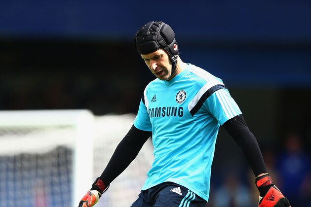 LONDON, ENGLAND - AUGUST 23:  Petr Cech of Chelsea warms up prior to the Barclays Premier League match between Chelsea and Leicester City at Stamford Bridge on August 23, 2014 in London, England.  (Photo by Paul Gilham/Getty Images)