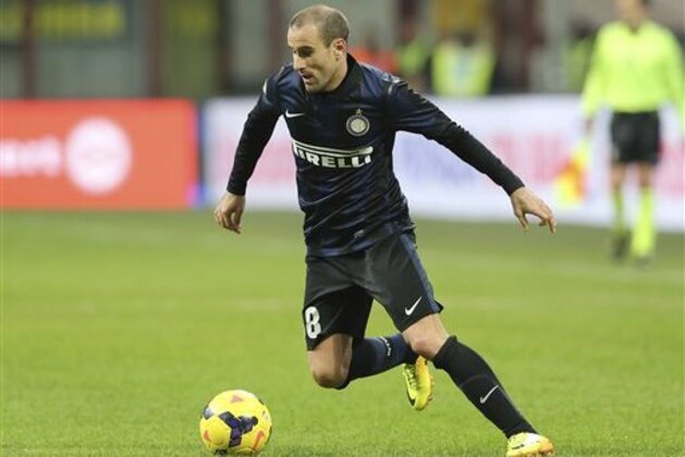 Inter Milan forward Rodrigo Palacio, of Argentina, controls the ball during the Serie A soccer match between Inter Milan and Sampdoria at the San Siro stadium in Milan, Italy, Sunday, Dec. 1, 2013. (AP Photo/Antonio Calanni)