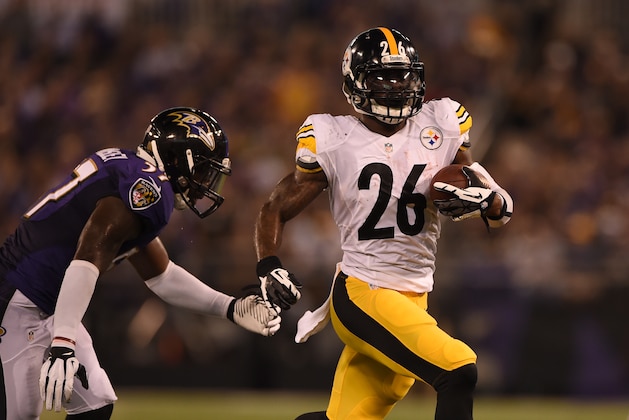 BALTIMORE, MD - SEPTEMBER 11: Running back Le'Veon Bell #26 of the Pittsburgh Steelers evades inside linebacker C.J. Mosley #57 of the Baltimore Ravens at M&T Bank Stadium on September 11, 2014 in Baltimore, Maryland. (Photo by Patrick Smith/Getty Images)