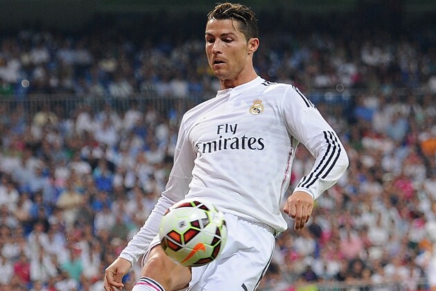 MADRID, SPAIN - AUGUST 25:  Cristiano Ronaldo of Real Madrid controls the ball the ball during the La liga match between Real Madrid CF and Cordoba CF at Estadio Santiago Bernabeu on August 25, 2014 in Madrid, Spain.  (Photo by Denis Doyle/Getty Images)