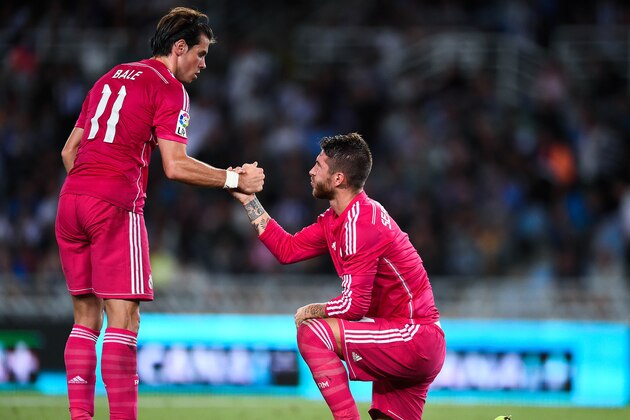 SAN SEBASTIAN, SPAIN - AUGUST 31:  Gareth Bale of Real Madrid CF helps to his teammate Sergio Ramos of Real Madrid CF during the La Liga match between Real Sociedad de Futbol and Real Madrid CF at Estadio Anoeta on August 31, 2014 in San Sebastian, Spain.  (Photo by David Ramos/Getty Images)