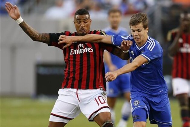 IMAGE DISTRIBUTED FOR GUINNESS INTERNATIONAL CHAMPIONS CUP - A.C. Milan's Kevin-Prince Boateng battles Chelsea's Marco van Ginkel for the ball at the Guinness International Champions Cup, on Sunday, August, 4, 2013 in East Rutherford, NJ. (Damian Strohmeyer / AP Images for Guinness International Champions Cup)