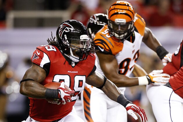 Atlanta Falcons running back Steven Jackson in action against the Cincinnati Bengals at the Georgia Dome in Atlanta, Thursday August 8, 2013. (AP Photo/Steve Woltmann)