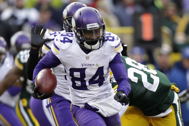 Minnesota Vikings Cordarelle Patterson runs with the football on a kick return during the game against the Green Bay Packers at the Lambeau Field in Green Bay Wis., Friday, November 24, 2013. (AP Photo/Mike McGinnis)