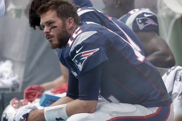 Tom Brady, quarterback de los Patriots de Nueva Inglaterra, observa el partido del domingo 7 de septiembre de 2014, una derrota ante los Dolphins de Miami  (AP Foto/Lynne Sladky)
