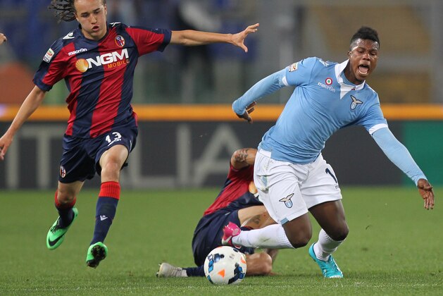 ROME, ITALY - MAY 18: Balde Diao Keita (C) of SS Lazio competes for the ball with Diego Laxalt (L) and Michele Pazienza of Bologna FC during the Serie A match between SS Lazio and Bologna FC at Stadio Olimpico on May 18, 2014 in Rome, Italy.  (Photo by Paolo Bruno/Getty Images)