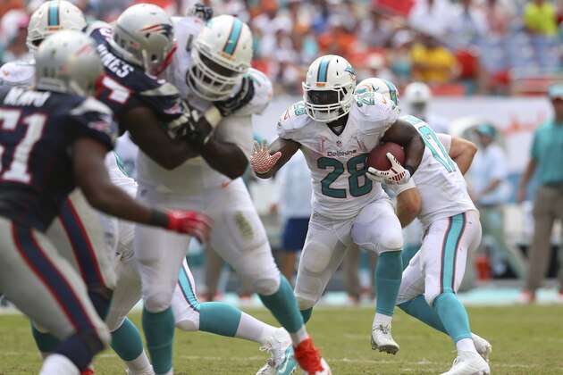 MIAMI GARDENS, FL - SEPTEMBER 07:  Knowshon Moreno #28 of the Miami Dolphins runs for yardage in the second half against the New England Patriots at Sun Life Stadium on September 7, 2014 in Miami Gardens, Florida.  (Photo by Mike Ehrmann/Getty Images)