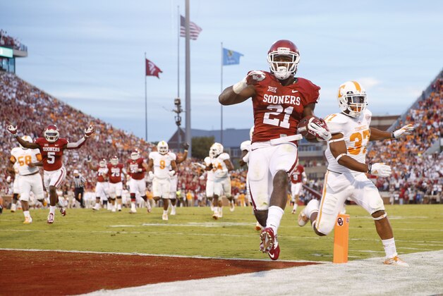 Sep 13, 2014; Norman, OK, USA; Oklahoma Sooners running back Keith Ford (21) runs for a touchdown past Tennessee Volunteers defensive back Brian Randolph (37) during the first quarter at Gaylord Family - Oklahoma Memorial Stadium. Mandatory Credit: Kevin Jairaj-USA TODAY Sports