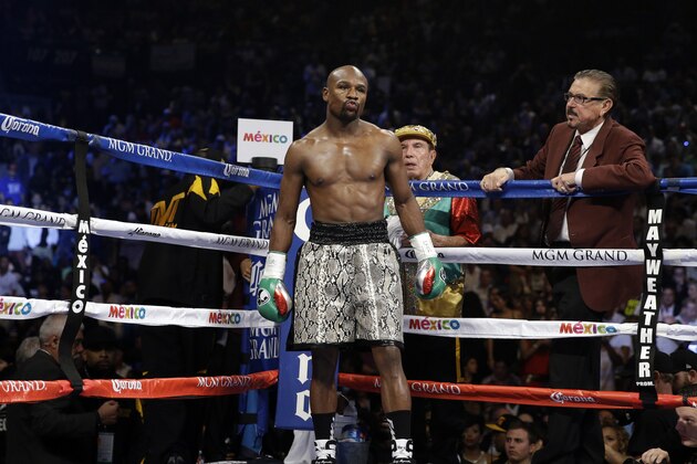 Floyd Mayweather waits between rounds during his WBA welterweight and WBC super  welterweight title fight against Marcos Maidana, Saturday, Sept. 13, 2014, in Las Vegas. (AP Photo/John Locher)