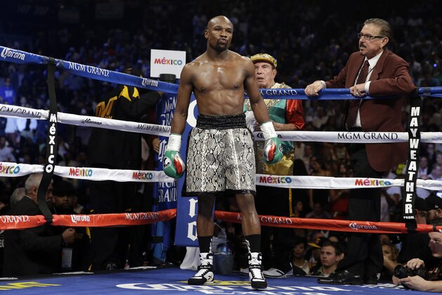 Floyd Mayweather waits between rounds during his WBA welterweight and WBC super  welterweight title fight against Marcos Maidana, Saturday, Sept. 13, 2014, in Las Vegas. (AP Photo/John Locher)