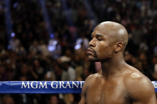 Floyd Mayweather waits for the start of his WBA welterweight and WBC super  welterweight title fight against Marcos Maidana, Saturday, Sept. 13, 2014, in Las Vegas. (AP Photo/John Locher)
