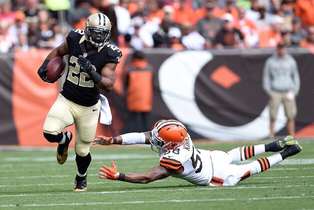 CLEVELAND, OH - SEPTEMBER 14:  Mark Ingram #22 of the New Orleans Saints gets past the defense of Christian Kirksey #58 of the Cleveland Browns during the second quarter at FirstEnergy Stadium on September 14, 2014 in Cleveland, Ohio.  (Photo by Jason Miller/Getty Images)