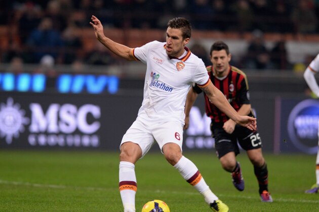 MILAN, ITALY - DECEMBER 16:  Kevin Strootman of AS Roma #6 scores the second goal during the Serie A match between AC Milan and AS Roma at San Siro Stadium on December 16, 2013 in Milan, Italy.  (Photo by Claudio Villa/Getty Images)