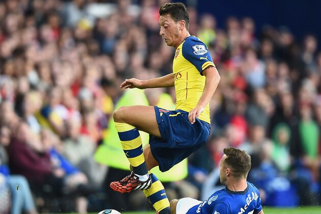 LIVERPOOL, ENGLAND - AUGUST 23:  Aiden McGeady of Everton challenges Mesut Ozil of Arsenal during the Barclays Premier League match between Everton and Arsenal at Goodison Park on August 23, 2014 in Liverpool, England.  (Photo by Laurence Griffiths/Getty Images)