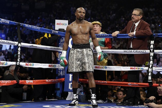 Floyd Mayweather waits between rounds during his WBA welterweight and WBC super  welterweight title fight against Marcos Maidana, Saturday, Sept. 13, 2014, in Las Vegas. (AP Photo/John Locher)