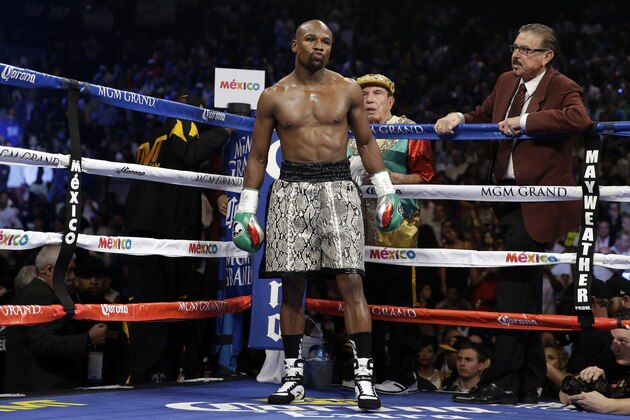 Floyd Mayweather waits between rounds during his WBA welterweight and WBC super  welterweight title fight against Marcos Maidana, Saturday, Sept. 13, 2014, in Las Vegas. (AP Photo/John Locher)