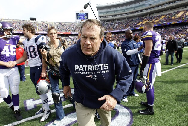 Bill Belichick, entrenador de los Patriots de Nueva Inglaterra, abandona el terreno tras la victoria sobre los Vikings de Minnesota, el domingo 14 de septiembre de 2014 (AP Foto/Ann Heisenfelt)