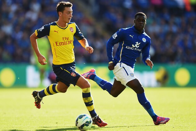 LEICESTER, ENGLAND - AUGUST 31:  Mesut Oezil of Arsenal is closed down by Jeffrey Schlupp of Leicester City during the Barclays Premier League match between Leicester City and Arsenal at The King Power Stadium on August 31, 2014 in Leicester, England.  (Photo by Laurence Griffiths/Getty Images)