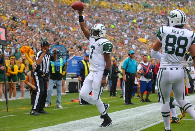 Sep 14, 2014; Green Bay, WI, USA; New York Jets quarterback Geno Smith (7) runs for a touchdown touchdown during the first quarter of a game against the Green Bay Packers at Lambeau Field. Mandatory Credit: Dennis Wierzbicki-USA TODAY Sports