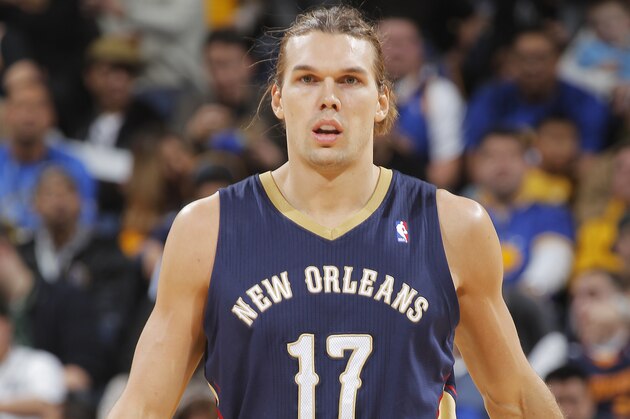 OAKLAND, CA - DECEMBER 17: Lou Amundson #17 of the New Orleans Pelicans while facing the Golden State Warriors on December 17, 2013 at Oracle Arena in Oakland, California. NOTE TO USER: User expressly acknowledges and agrees that, by downloading and or using this photograph, user is consenting to the terms and conditions of Getty Images License Agreement. Mandatory Copyright Notice: Copyright 2013 NBAE (Photo by Rocky Widner/NBAE via Getty Images)