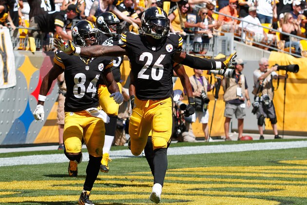 PITTSBURGH, PA - SEPTEMBER 7:  Le'Veon Bell #26 celebrates his touchdown with Antonio Brown #84 of the Pittsburgh Steelers during the second quarter against the Cleveland Browns at Heinz Field on September 7, 2014 in Pittsburgh, Pennsylvania.  (Photo by Justin K. Aller/Getty Images)