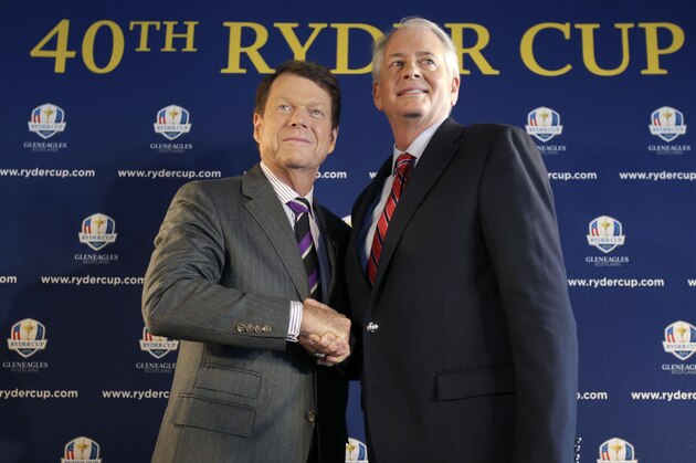 Tom Watson, left, poses for a picture with PGA of America president Ted Bishop during a news conference in New York, Thursday, Dec. 13, 2012.  The Americans are bringing back Watson as their Ryder Cup golf captain with hopes of ending two decades of losing in Europe. (AP Photo/Seth Wenig)