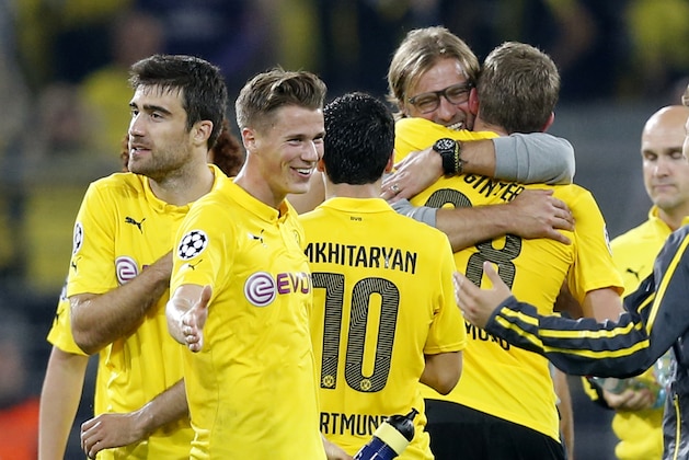 Dortmund's head coach Juergen Klopp, 2nd right, and his players celebrate after the Champions League group D soccer match between Borussia Dortmund and Arsenal in Dortmund, Germany, Tuesday, Sept.16,2014. (AP Photo/Frank Augstein)