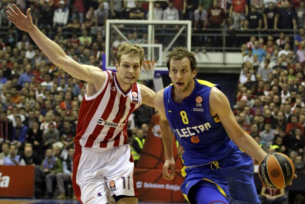 Joe Ingles of Maccabi Electra Tel Aviv, right, runs with the ball past Red Star's Jaka Blazic during their Round 7, Group D, Euroleague basketball match in Belgrade, Serbia, Thursday, Nov. 28, 2013. (AP Photo/Darko Vojinovic)